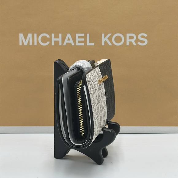 Michael Kors Jet Set Medium Two-Tone
Logo Wallet
Wallet
Color: Black Multi - Picture 3 of 12
